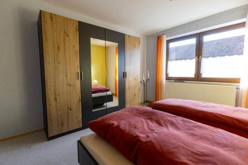 - une chambre avec 2 lits et un miroir dans l'établissement Ferienwohnung Meier Eveline, à Dollnstein