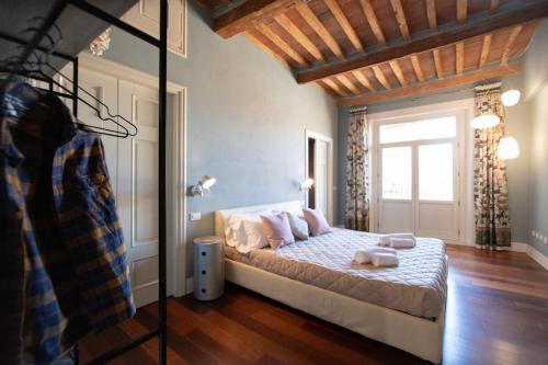 En eller flere senger på et rom på Casa della Luce Luxury