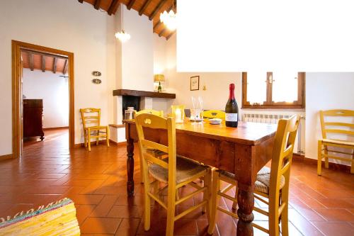 a dining room with a wooden table and chairs at Casetta di Butia, Gelsomino Apartment in Borgo a Mozzano