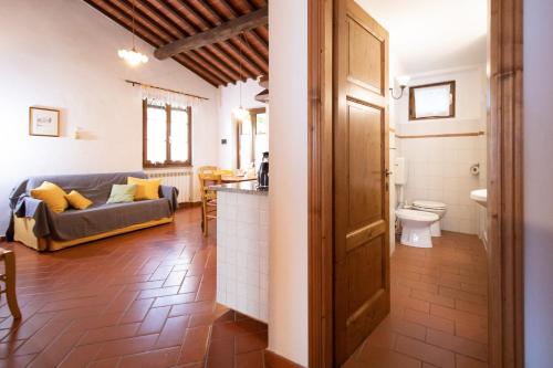 un soggiorno con divano e servizi igienici di Casetta di Butia, Gelsomino Apartment a Borgo a Mozzano