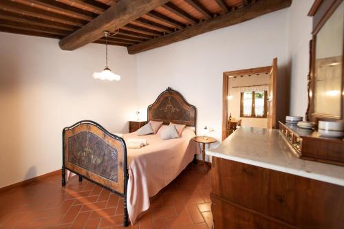 ein Schlafzimmer mit einem großen Bett und einer Kommode in der Unterkunft Casetta di Butia, Gelsomino Apartment in Borgo a Mozzano
