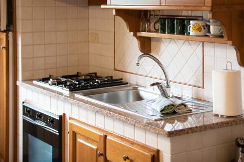 a kitchen with a sink and a stove at Casetta di Butia, Appartamento Iris in Lucca