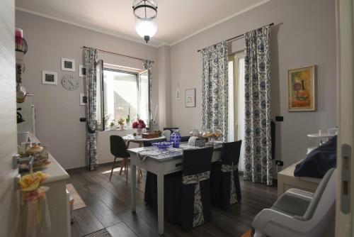 een keuken en eetkamer met een tafel en stoelen bij B&B Grazia in Capua