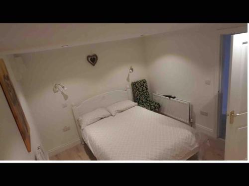 um quarto com uma cama e uma cadeira e duas luzes em RedBayBeach-House em Glenariff