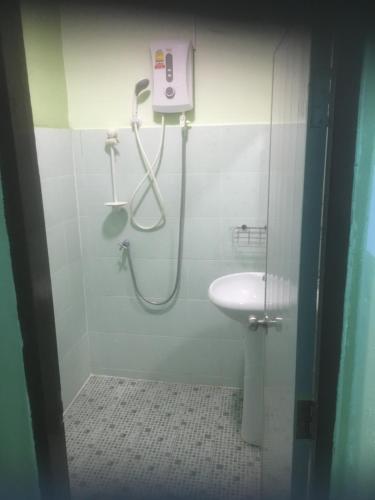 y baño con ducha y lavamanos. en Baansuan bbq and Resort number 5, en Khon Kaen