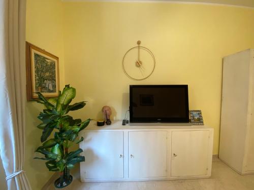 una sala de estar con TV en un armario blanco en MADE in Bologna en Bolonia