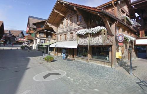 ein Gebäude auf einer Straße mit einem Schild davor in der Unterkunft The Chalet in Gstaad