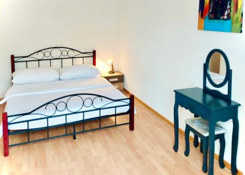 sypialnia z łóżkiem, biurkiem i lustrem w obiekcie El Hamra - cozy - by PA w Lucernie