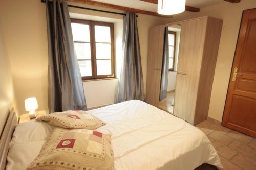 a bedroom with a white bed with a window and a window at Gîte aux 2 vignes - Grande maison idéale en famille ou entre amis - Animaux acceptés in Kientzheim