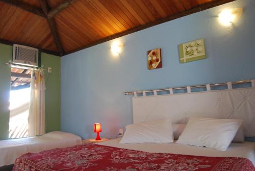 Tempat tidur dalam kamar di Pousada Agua Marinha