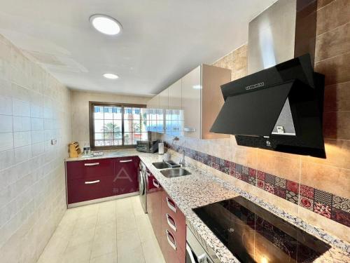 kuchnia ze zlewem i kuchenką w obiekcie Precioso apartamento con vistas en la Herradura w mieście La Herradura