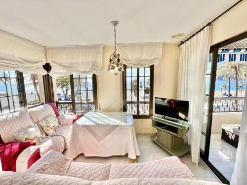 salon z kanapą i telewizorem w obiekcie Precioso apartamento con vistas en la Herradura w mieście La Herradura