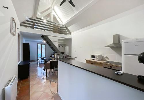 Le Calmette-Maison avec bel espace de vie en duplex- Climatisation- WIFI- terrain de pétanque-