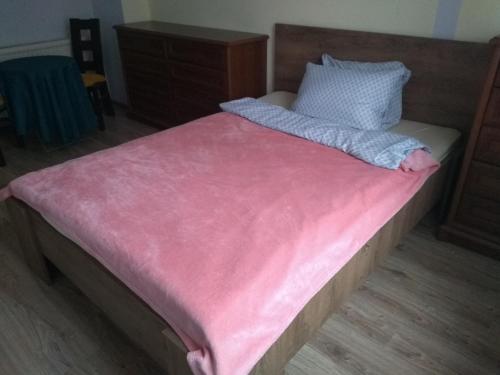 Una cama o camas en una habitación de Hostel Staromiejski
