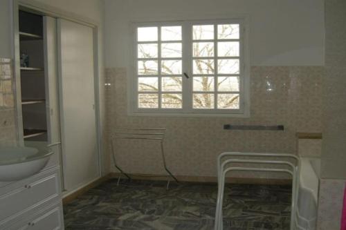 une salle de bain avec un lavabo et une fenêtre dans l'établissement Appartement 8 pers. - Domaine de Padulone ALERIA, à Aléria