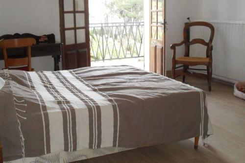 sypialnia z łóżkiem, stołem i krzesłami w obiekcie Appartement 8 pers. - Domaine de Padulone ALERIA w mieście Aléria