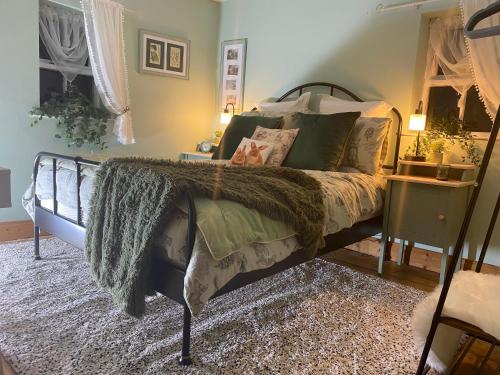 sypialnia z łóżkiem z zieloną kołdrą w obiekcie Lemonade cottages w mieście Kilmurry McMahon