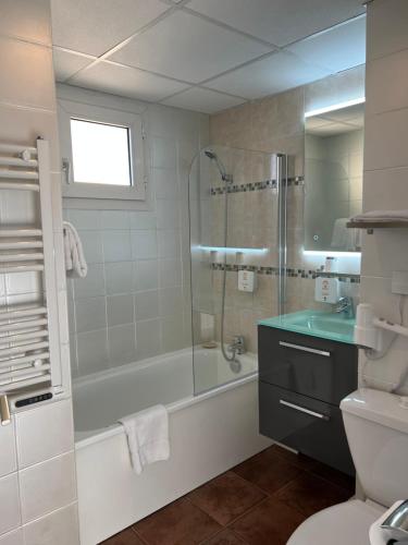 y baño con ducha, bañera y lavamanos. en Adonis Arc Hotel Aix, en Aix-en-Provence