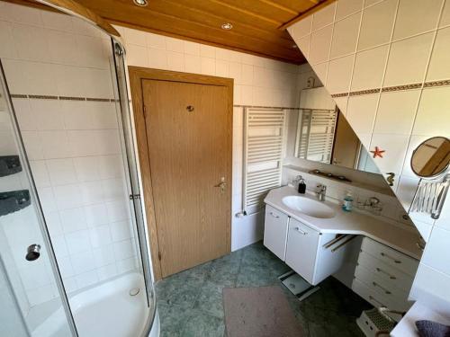 a bathroom with a sink and a shower and a toilet at Dein idyllisches Zuhause auf Zeit in Norderstedt in Norderstedt