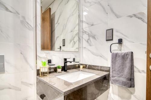 Koupelna v ubytování Modern Living Suites Dubai