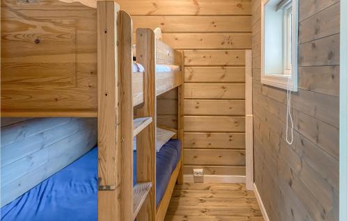 um quarto com 2 beliches num chalé de madeira em Nice Home In Aust-torpa With Kitchen em Aust-Torpa
