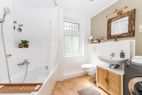 ベルリンにあるstadtRaum-berlin apartmentsのシャワー、トイレ、洗面台を備えたバスルーム