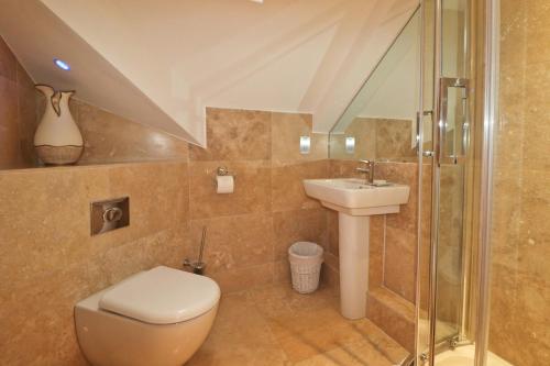 Ванная комната в STYLISH, BEACHSIDE apartment, sea views
