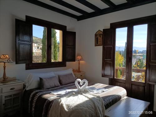 Un dormitorio con una cama con una decoración de corazón. en Carmen de la Bailaora, en Granada
