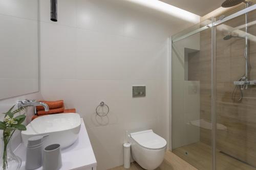 La salle de bains est pourvue d'une douche, de toilettes et d'un lavabo. dans l'établissement Z Widokiem Apartamenty Świerkowe 8, à Szklarska Poręba