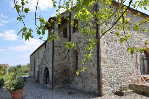 an external view of a brick building at Agriturismo La Peschiera in Casole dʼElsa