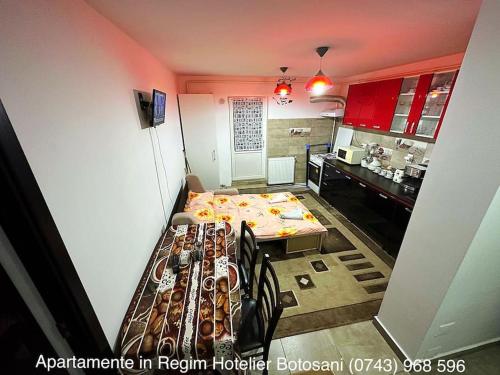a small room with a table and a kitchen at Apartament cu 2 camere/Curte privata/La parter/Lux oferim factura in Botoşani