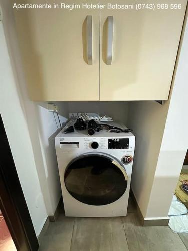 a kitchen with a white stove and a microwave at Apartament cu 2 camere/Curte privata/La parter/Lux oferim factura in Botoşani