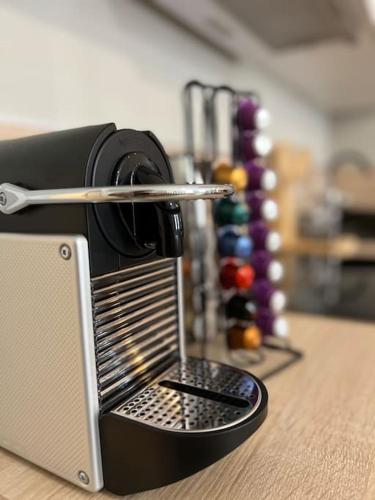 une cafetière assise au-dessus d'une table dans l'établissement Le Petit Hernoux Centre historique, à Dijon