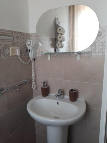 un bagno con lavandino e specchio di Giò & Giò Garibaldi-Nesima a Catania