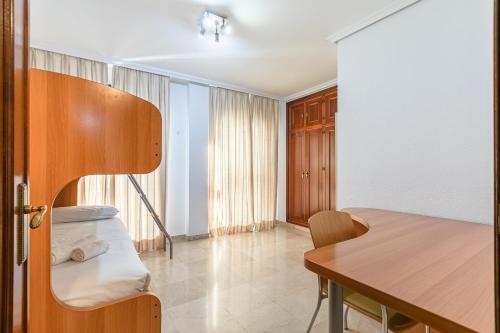 pokój ze stołem, łóżkiem i jadalnią w obiekcie Green- Apartments Las Setas w Sewilli