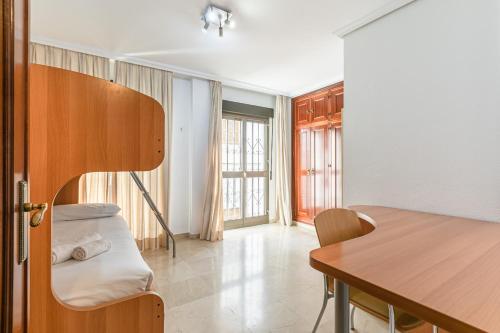 Pokój ze stołem i jadalnią w obiekcie Green- Apartments Las Setas w Sewilli