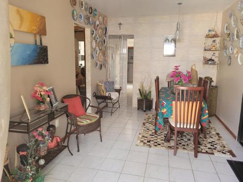 a living room with chairs and a dining room at Casa 4 quartos, com piscina no Condominio Sol Marina Jacuipe com acesso a praia e ao rio de Jacuipe in Camaçari