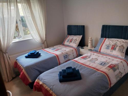 Säng eller sängar i ett rum på Stunning Apartment with Private Beach & Balconies