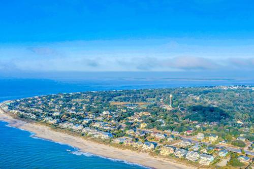 an aerial view of a beach with houses and the ocean at Barefoot Lizzy's in Edisto Island