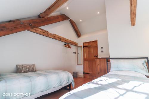 Postel nebo postele na pokoji v ubytování Cobb Cottage - HiddenDevon