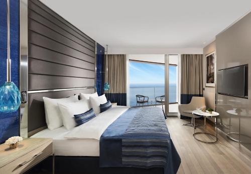 una camera d'albergo con un grande letto e una TV di Crowne Plaza Florya Istanbul, an IHG Hotel a Istanbul