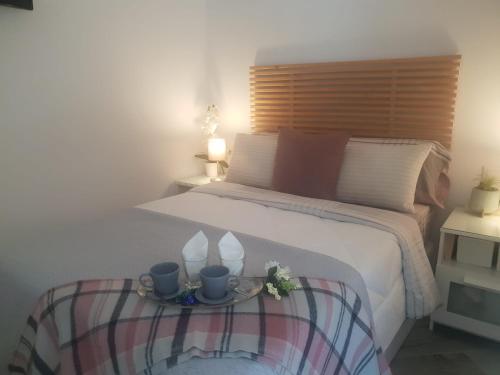 - une chambre avec un lit et un plateau avec deux bougies dans l'établissement Apartment the Best Weather, à Torremolinos
