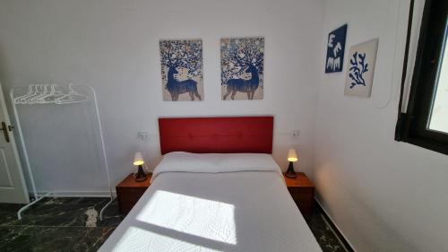 1 dormitorio con 1 cama y 2 lámparas en las mesas en En el centro de Benidorm y con vistas al mar, en Benidorm