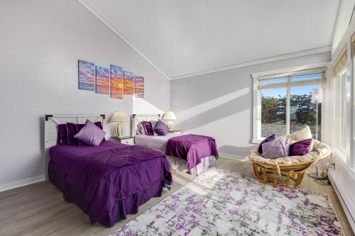 um quarto roxo com 2 camas e uma cadeira em Monterey Dune Dream em Moss Landing
