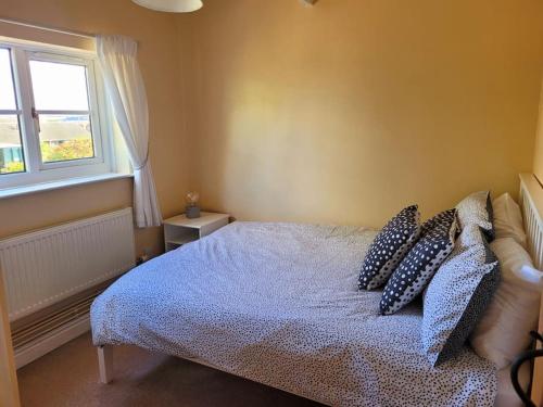 Postel nebo postele na pokoji v ubytování Two Bedroom Cottage (rural setting with good Access links)