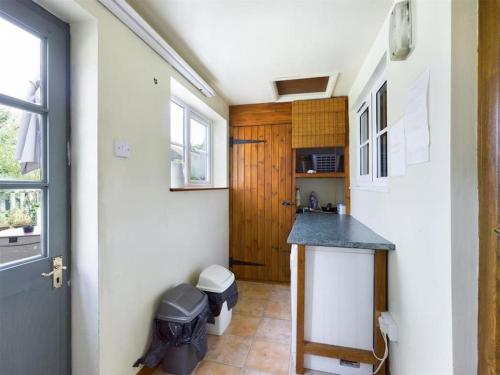 uma pequena cozinha com um balcão numa casa em Two Bedroom Cottage (rural setting with good Access links) em Grantham