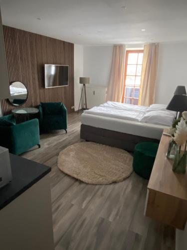 - une chambre avec un lit et un salon dans l'établissement Ferienwohnungen am Luitpold, à Berchtesgaden