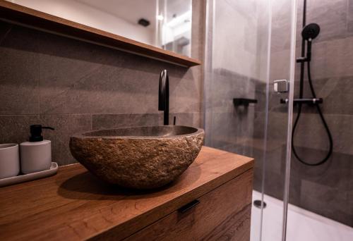 a bathroom with a bowl sink and a shower at Horský apartmán Cihlářka in Cerny Dul