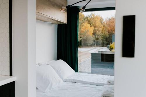 Llit o llits en una habitació de Mały domek z balią kąpielową