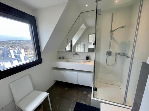 uma casa de banho com um chuveiro e um lavatório. em Deauville Harmonie - Tout à pied, Balcon & Modernité em Deauville